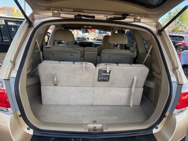 Toyota Highlander Base 2WD V6 2011