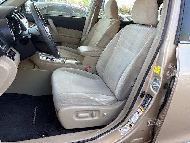 Toyota Highlander Base 2WD V6 2011