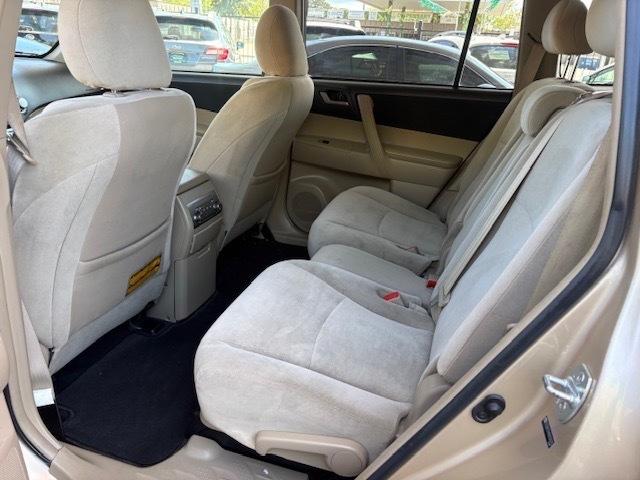 Toyota Highlander Base 2WD V6 2011