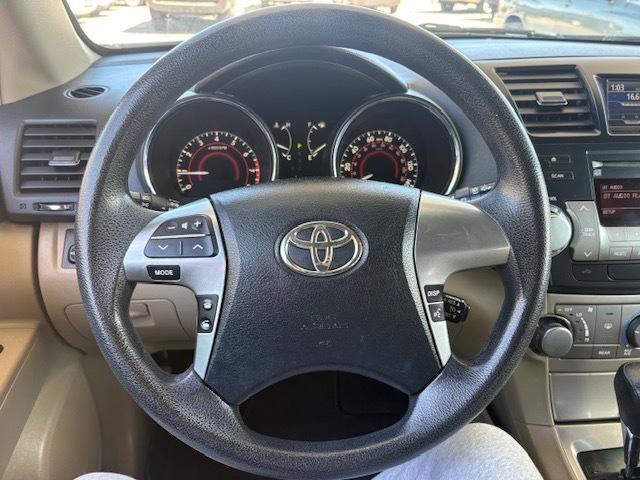 Toyota Highlander Base 2WD V6 2011