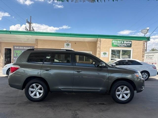 Toyota Highlander Base 4WD 2010