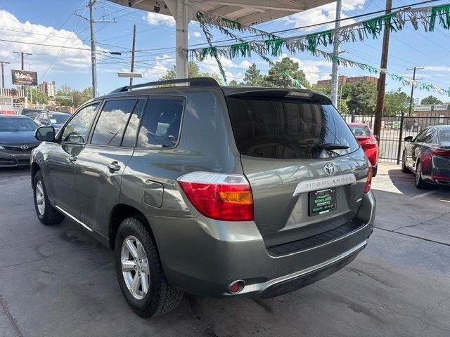 Toyota Highlander Base 4WD 2010