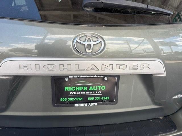 Toyota Highlander Base 4WD 2010