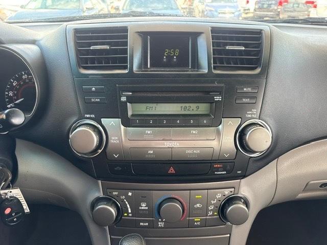 Toyota Highlander Base 4WD 2010