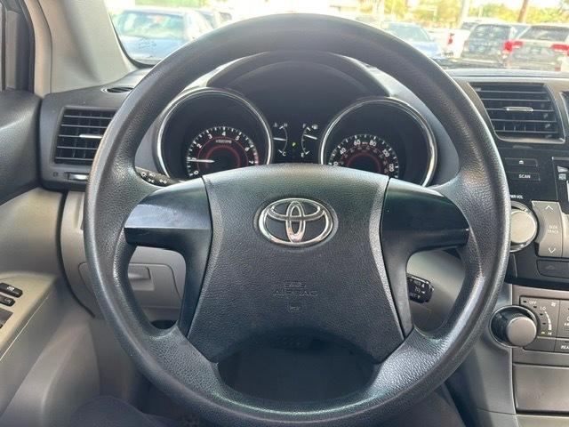Toyota Highlander Base 4WD 2010