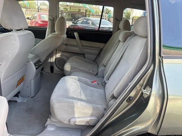Toyota Highlander Base 4WD 2010