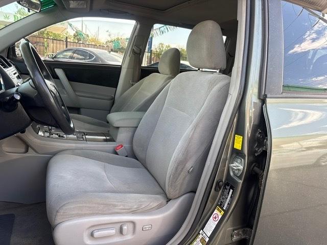 Toyota Highlander Base 4WD 2010