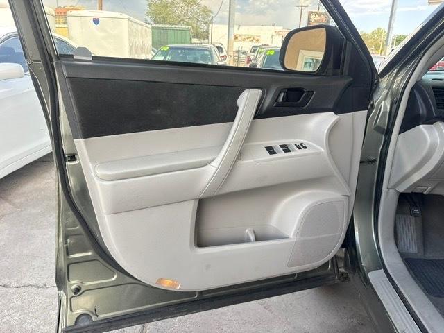 Toyota Highlander Base 4WD 2010