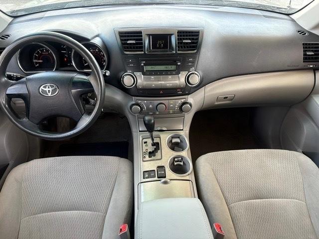 Toyota Highlander Base 4WD 2010