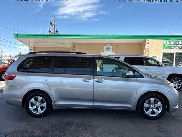 Toyota Sienna LE 8-Passenger 2017