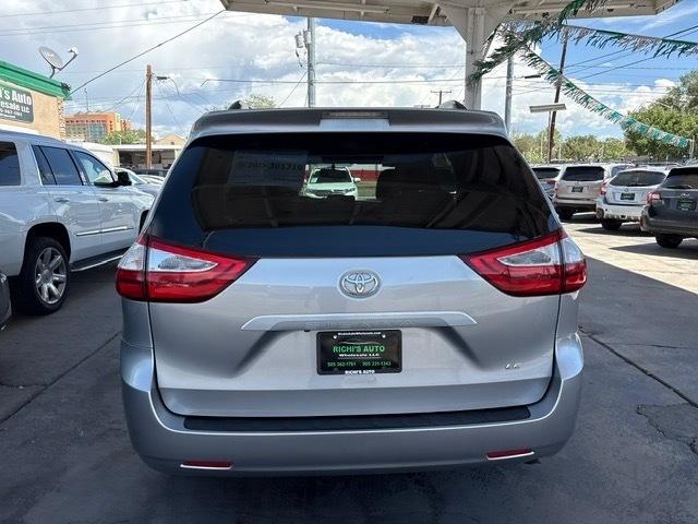 Toyota Sienna LE 8-Passenger 2017