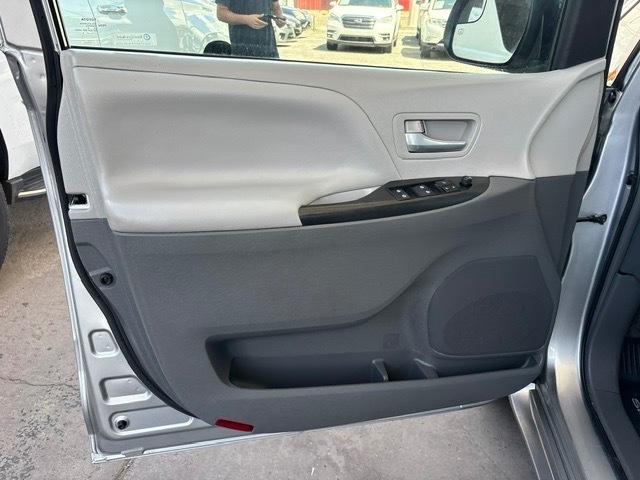 Toyota Sienna LE 8-Passenger 2017