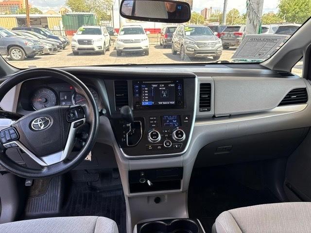 Toyota Sienna LE 8-Passenger 2017