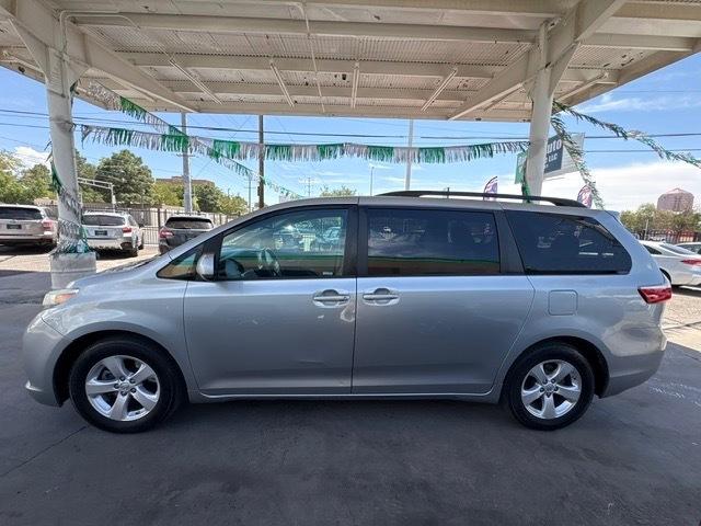 Toyota Sienna LE 8-Passenger 2017