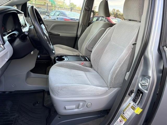Toyota Sienna LE 8-Passenger 2017