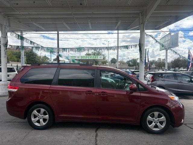 Toyota Sienna LE FWD 8-Passenger V6 2012