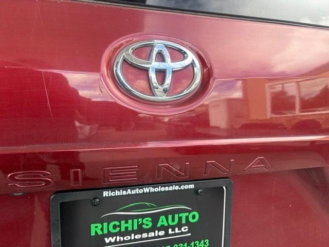 Toyota Sienna LE FWD 8-Passenger V6 2012