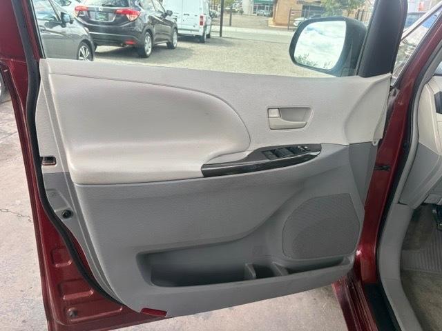 Toyota Sienna LE FWD 8-Passenger V6 2012