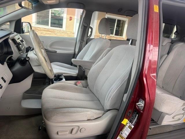 Toyota Sienna LE FWD 8-Passenger V6 2012