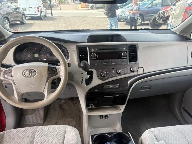 Toyota Sienna LE FWD 8-Passenger V6 2012