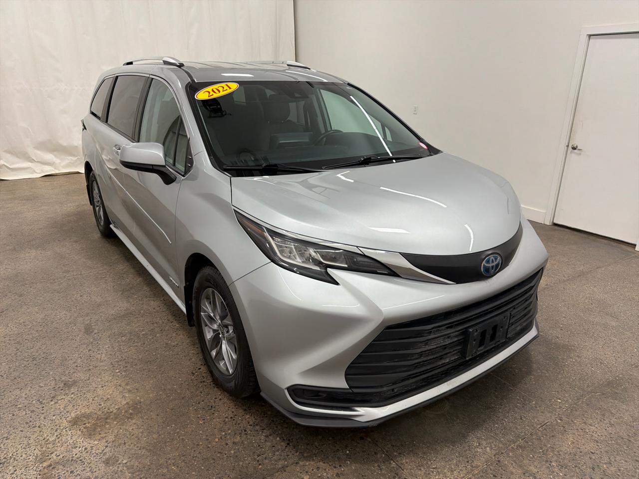 2021 Toyota Sienna LE HYBRID