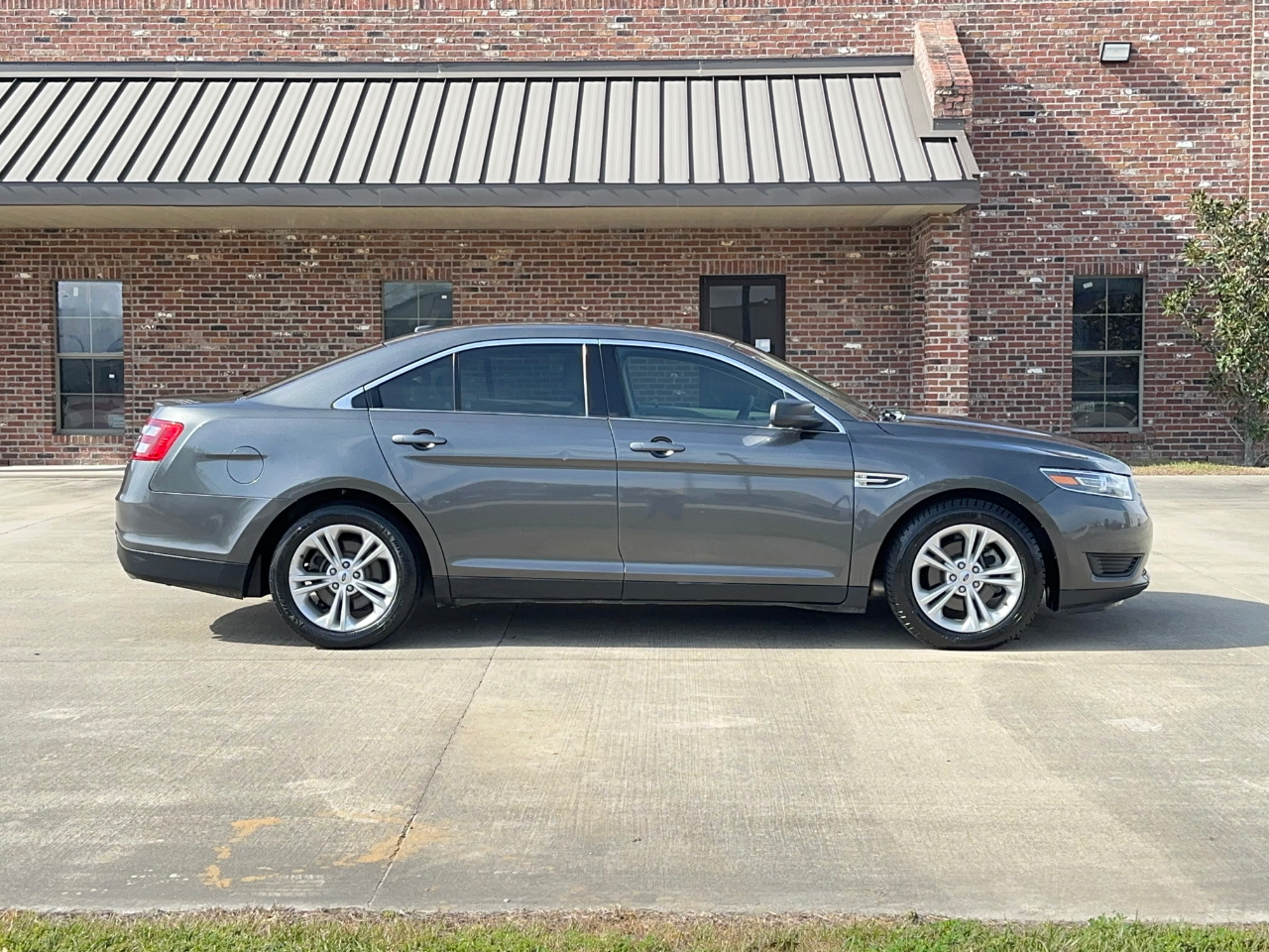 Ford Taurus SE FWD 2019