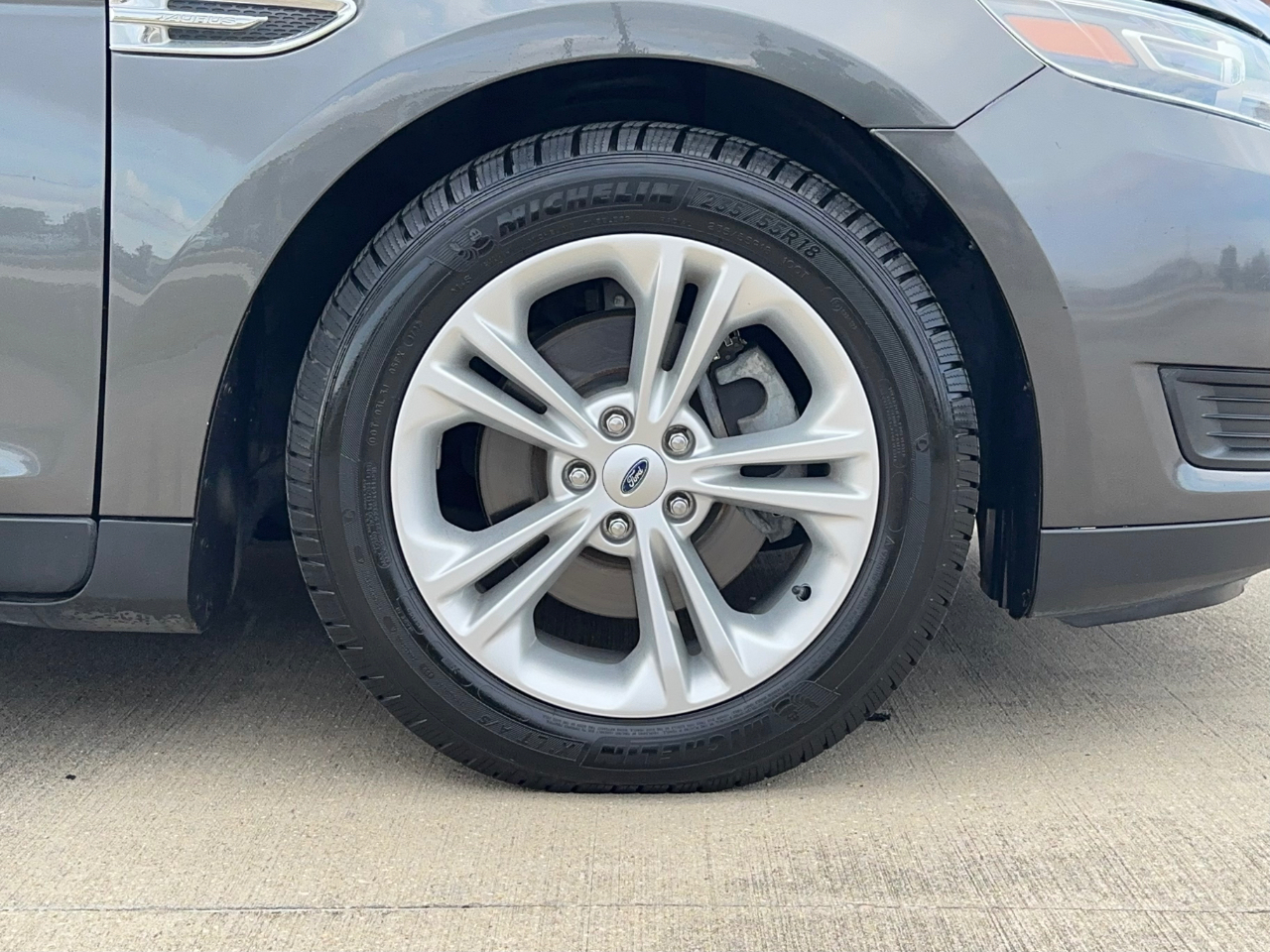 Ford Taurus SE FWD 2019