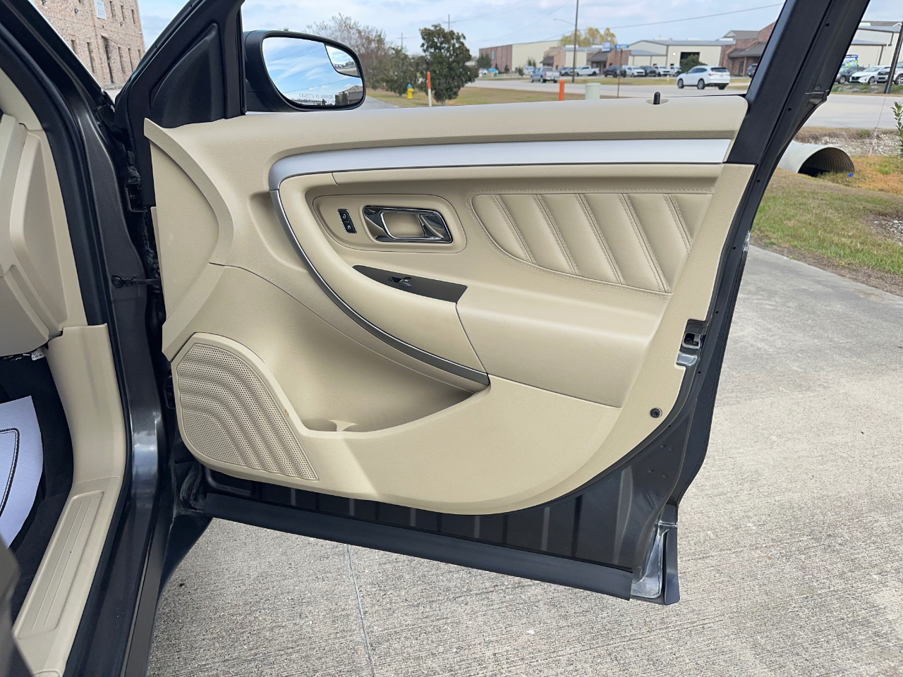 Ford Taurus SE FWD 2019