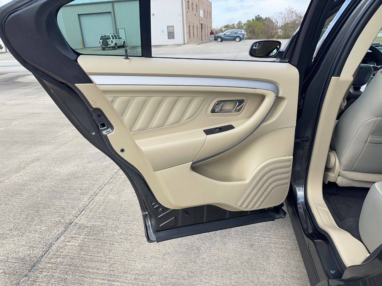 Ford Taurus SE FWD 2019