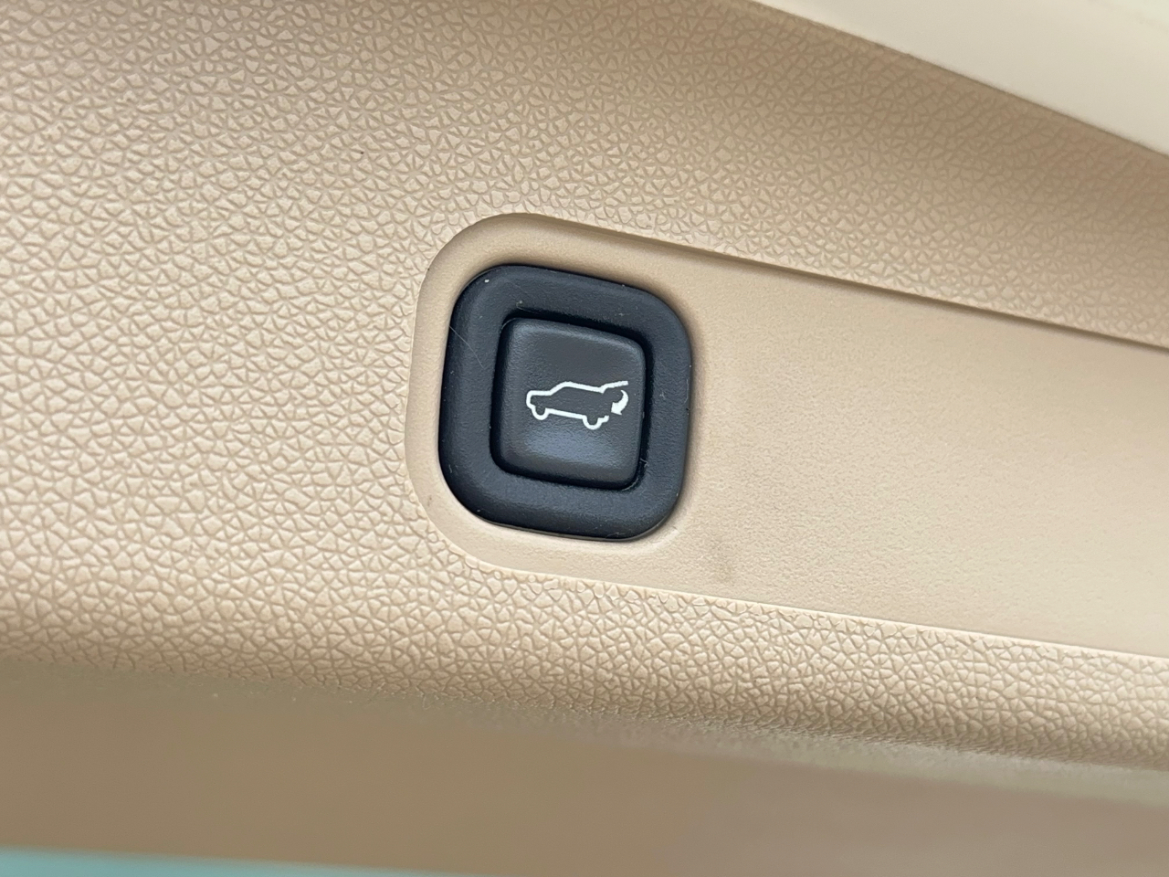 Chevrolet Suburban LTZ 1500 2WD 2012