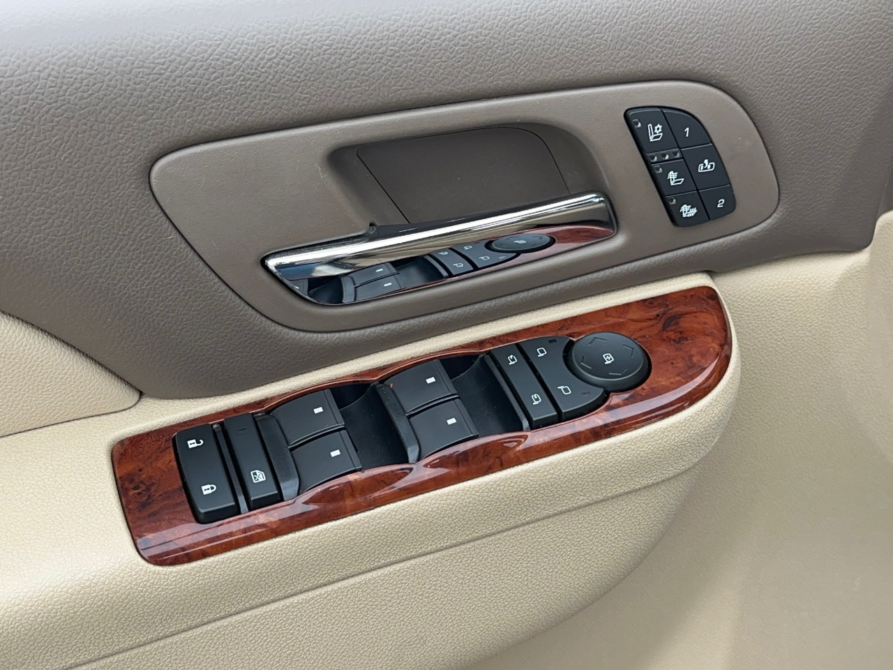 Chevrolet Suburban LTZ 1500 2WD 2012