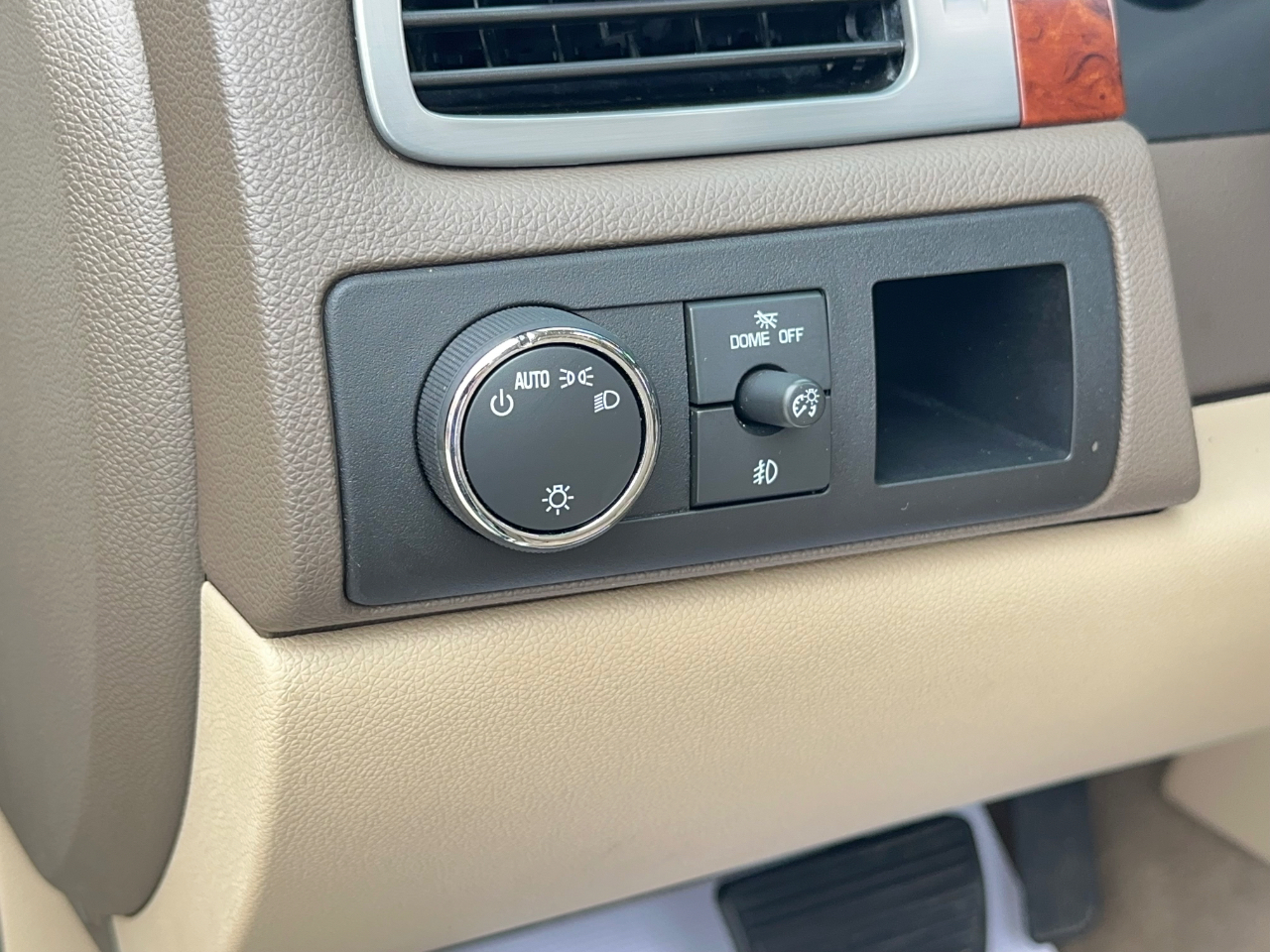 Chevrolet Suburban LTZ 1500 2WD 2012