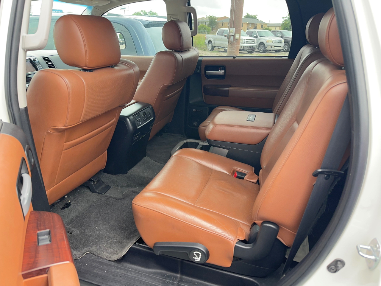 Toyota Sequoia Plantium 2WD 2011