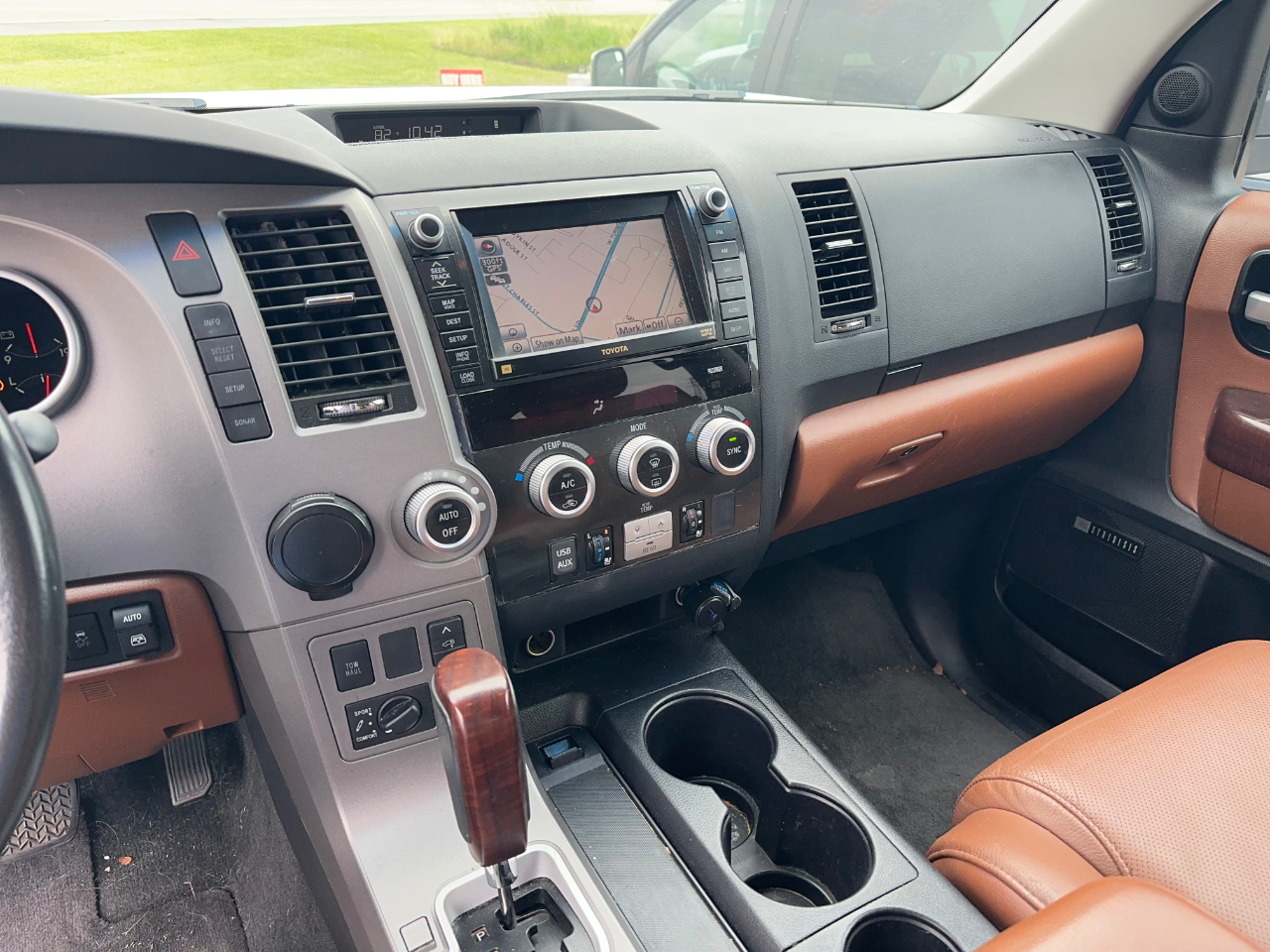Toyota Sequoia Plantium 2WD 2011