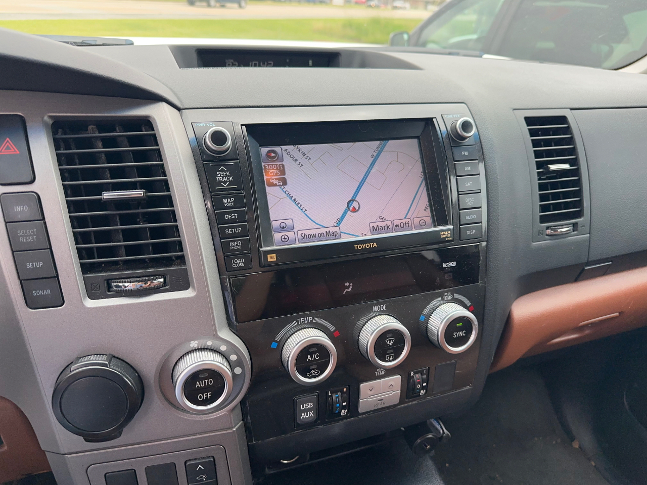 Toyota Sequoia Plantium 2WD 2011