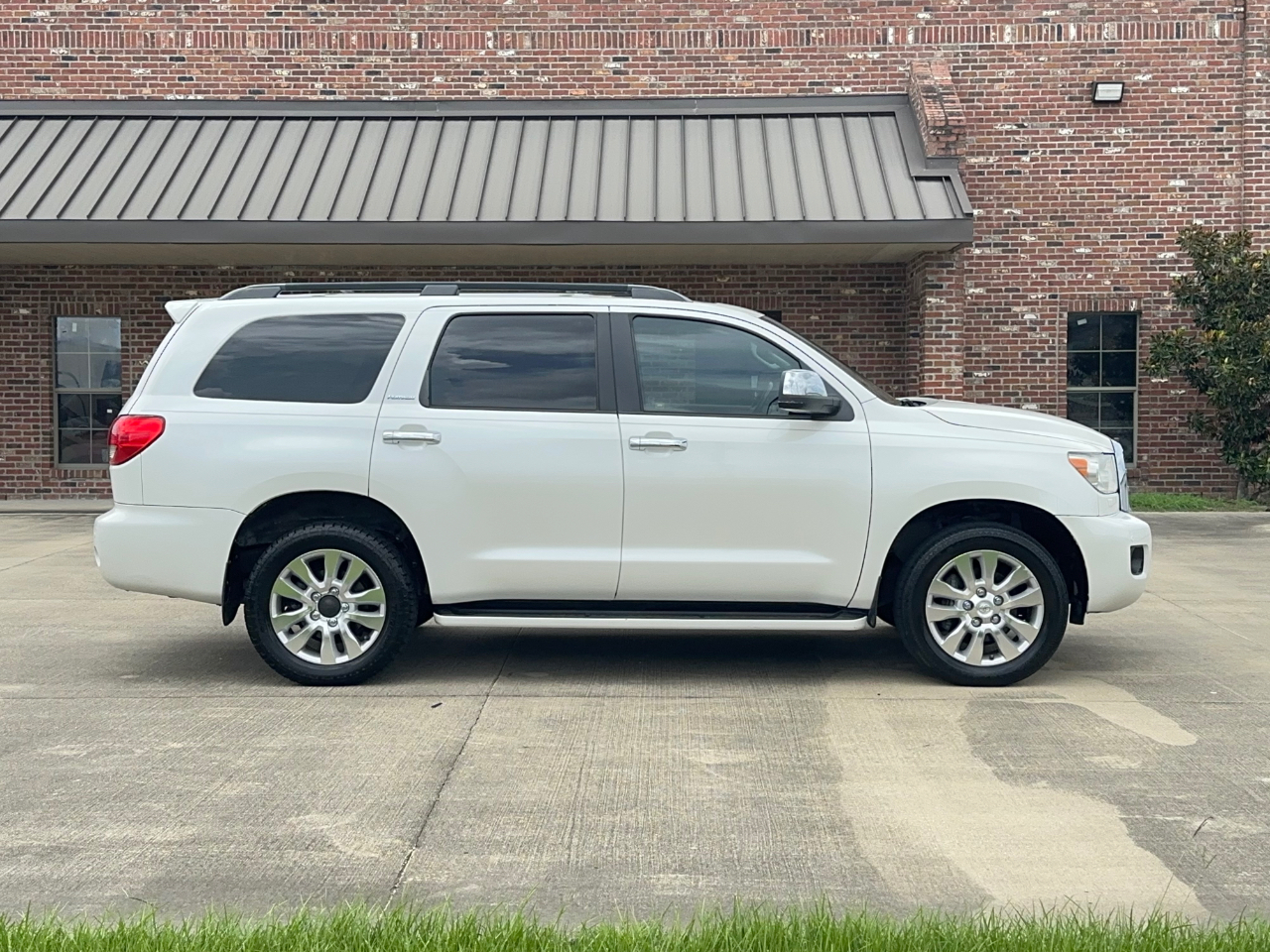 Toyota Sequoia Plantium 2WD 2011