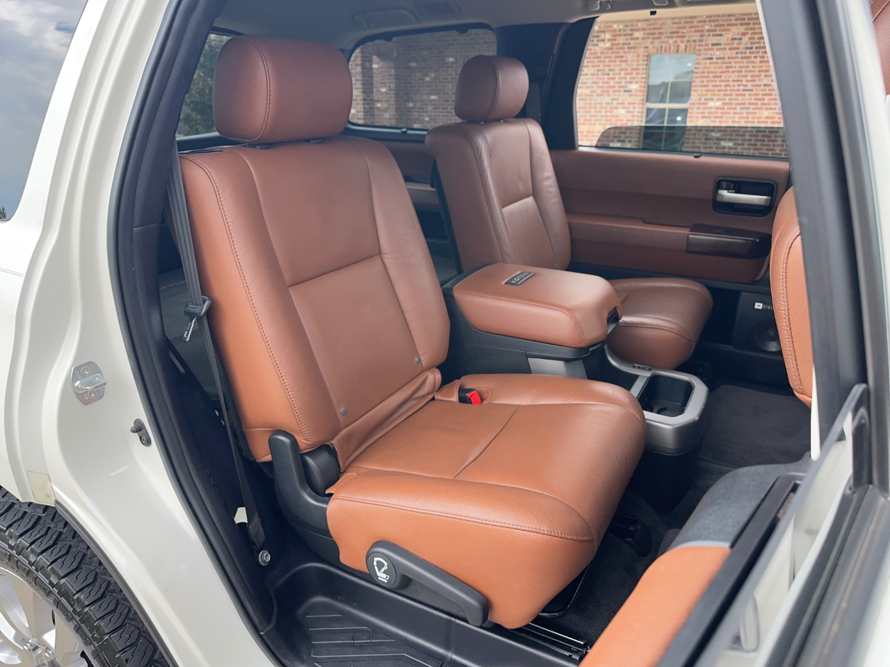 Toyota Sequoia Plantium 2WD 2011