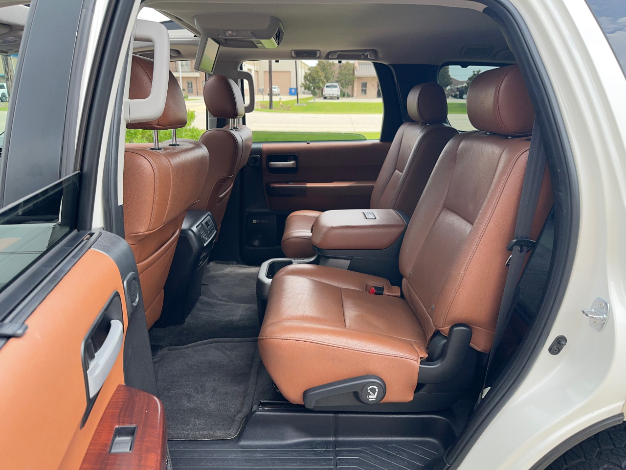 Toyota Sequoia Plantium 2WD 2011