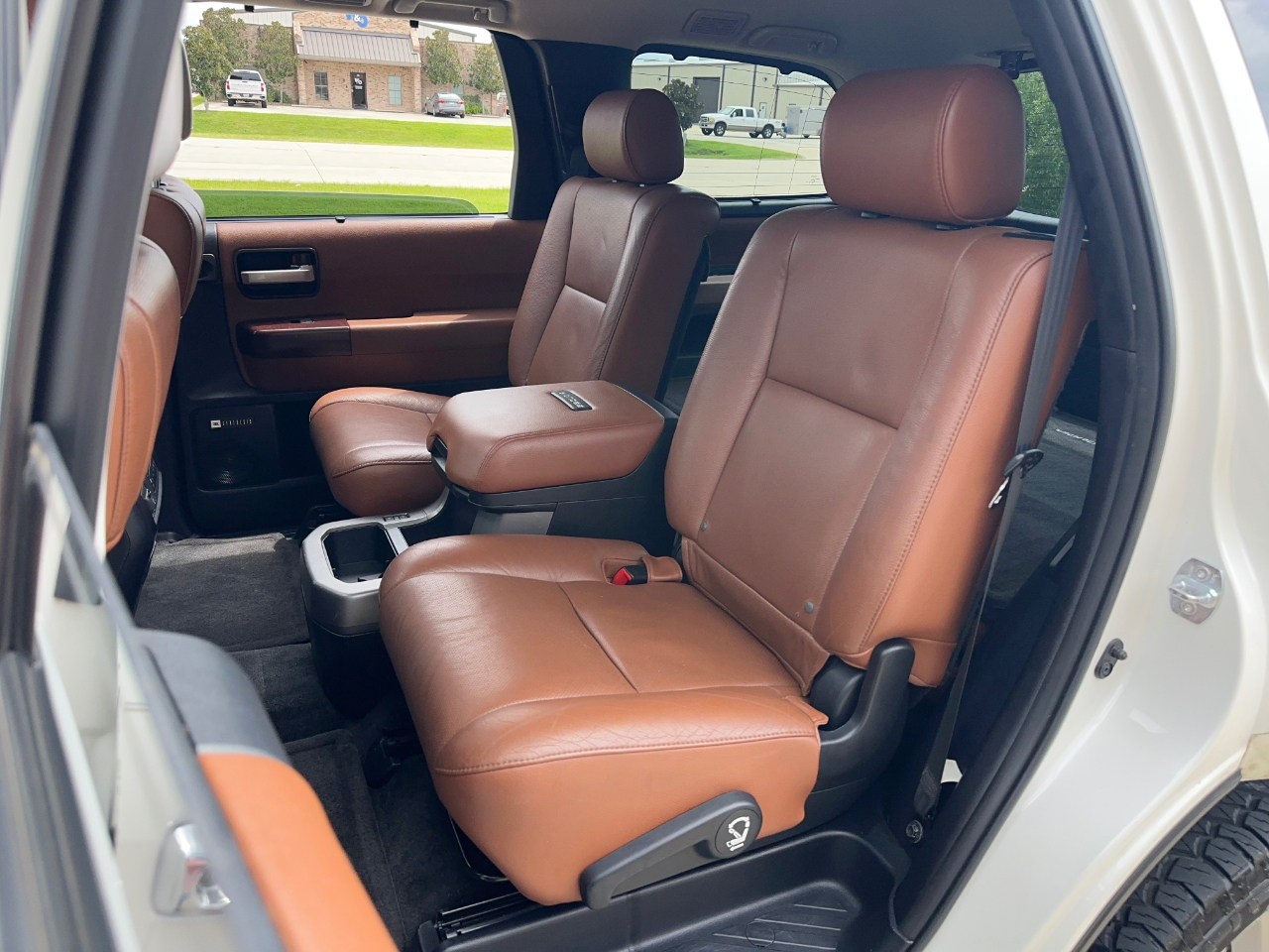 Toyota Sequoia Plantium 2WD 2011