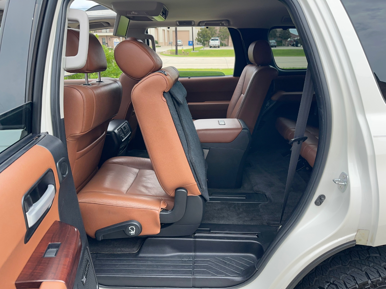 Toyota Sequoia Plantium 2WD 2011