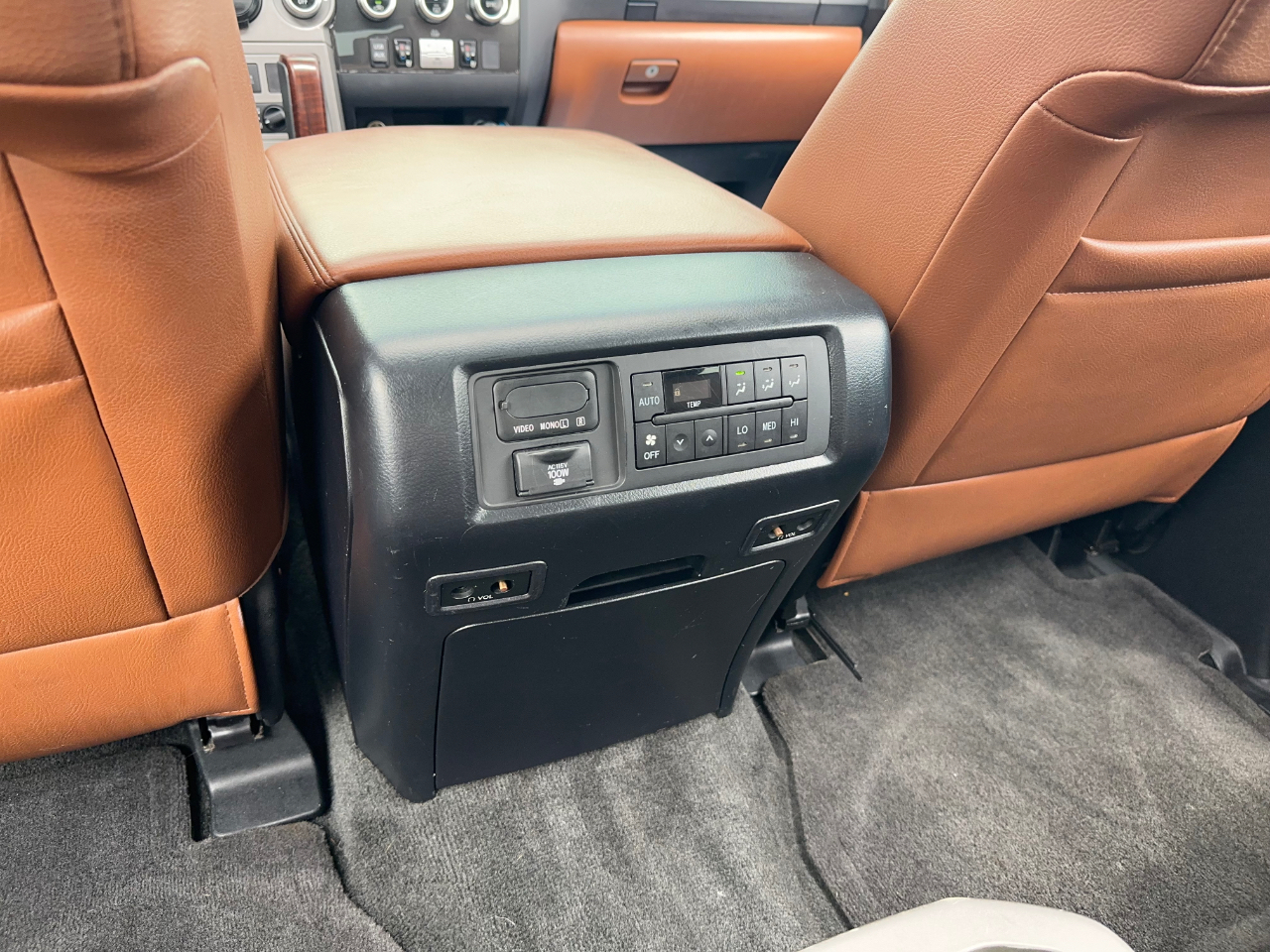 Toyota Sequoia Plantium 2WD 2011