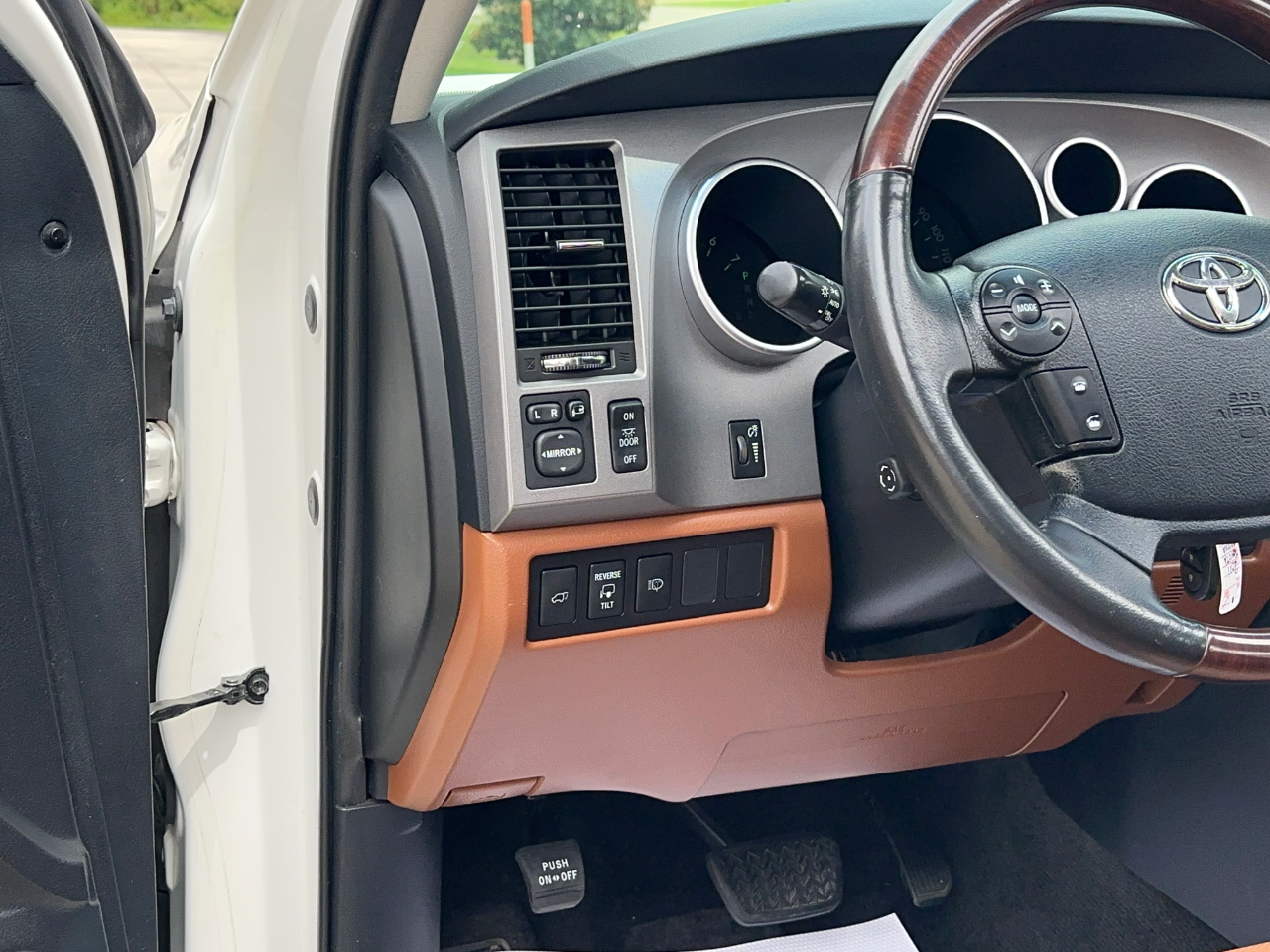 Toyota Sequoia Plantium 2WD 2011