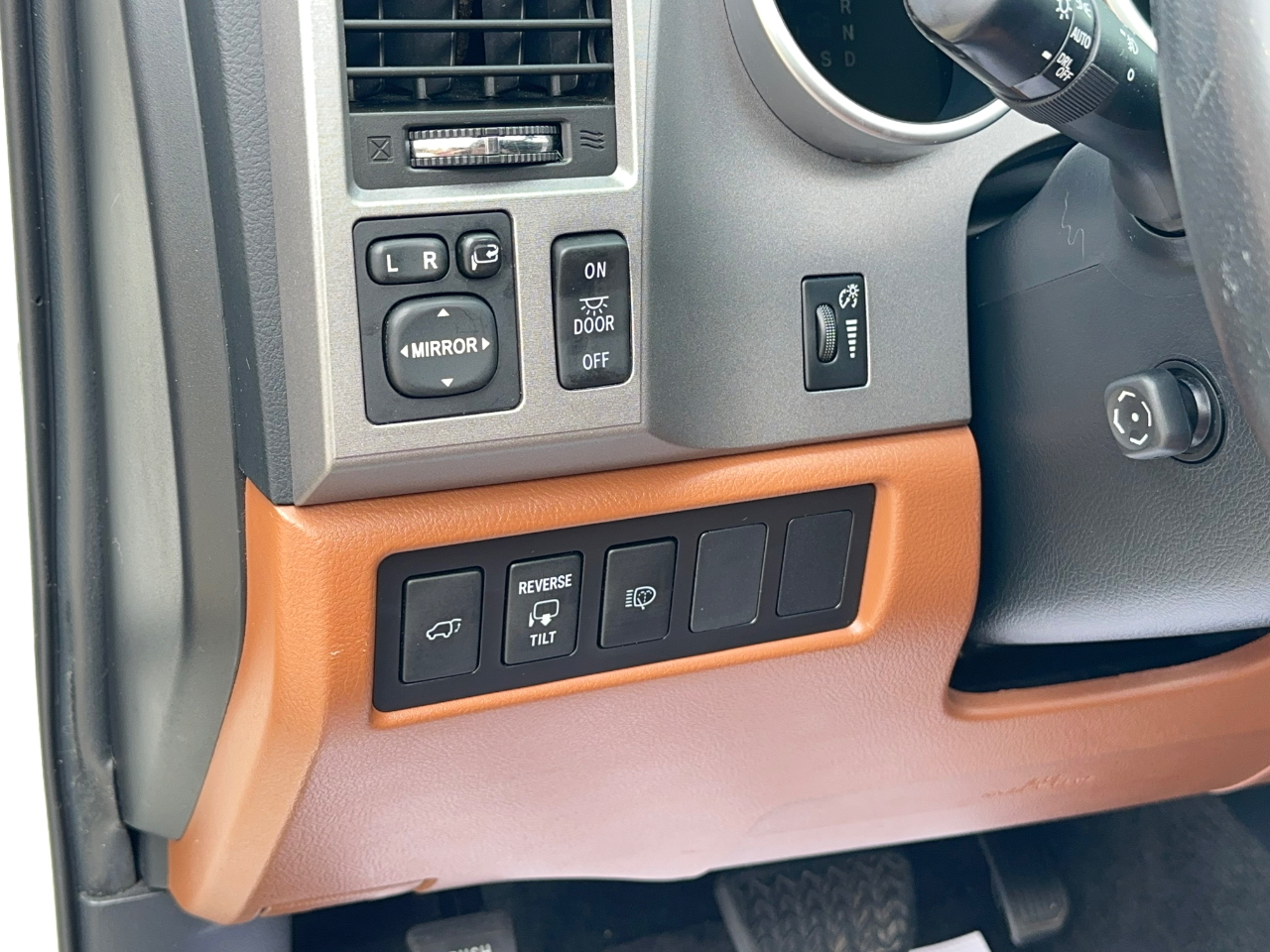 Toyota Sequoia Plantium 2WD 2011