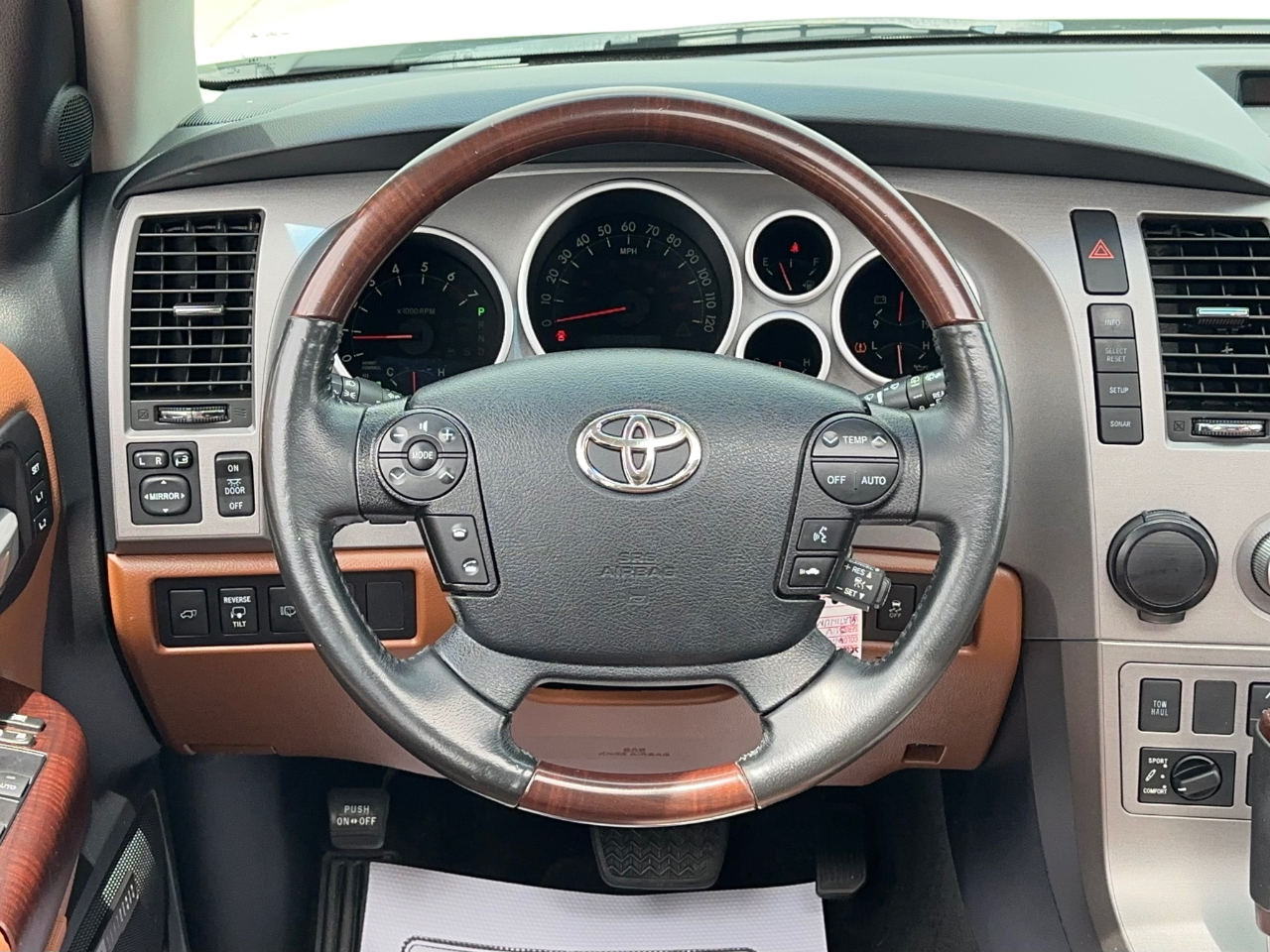 Toyota Sequoia Plantium 2WD 2011