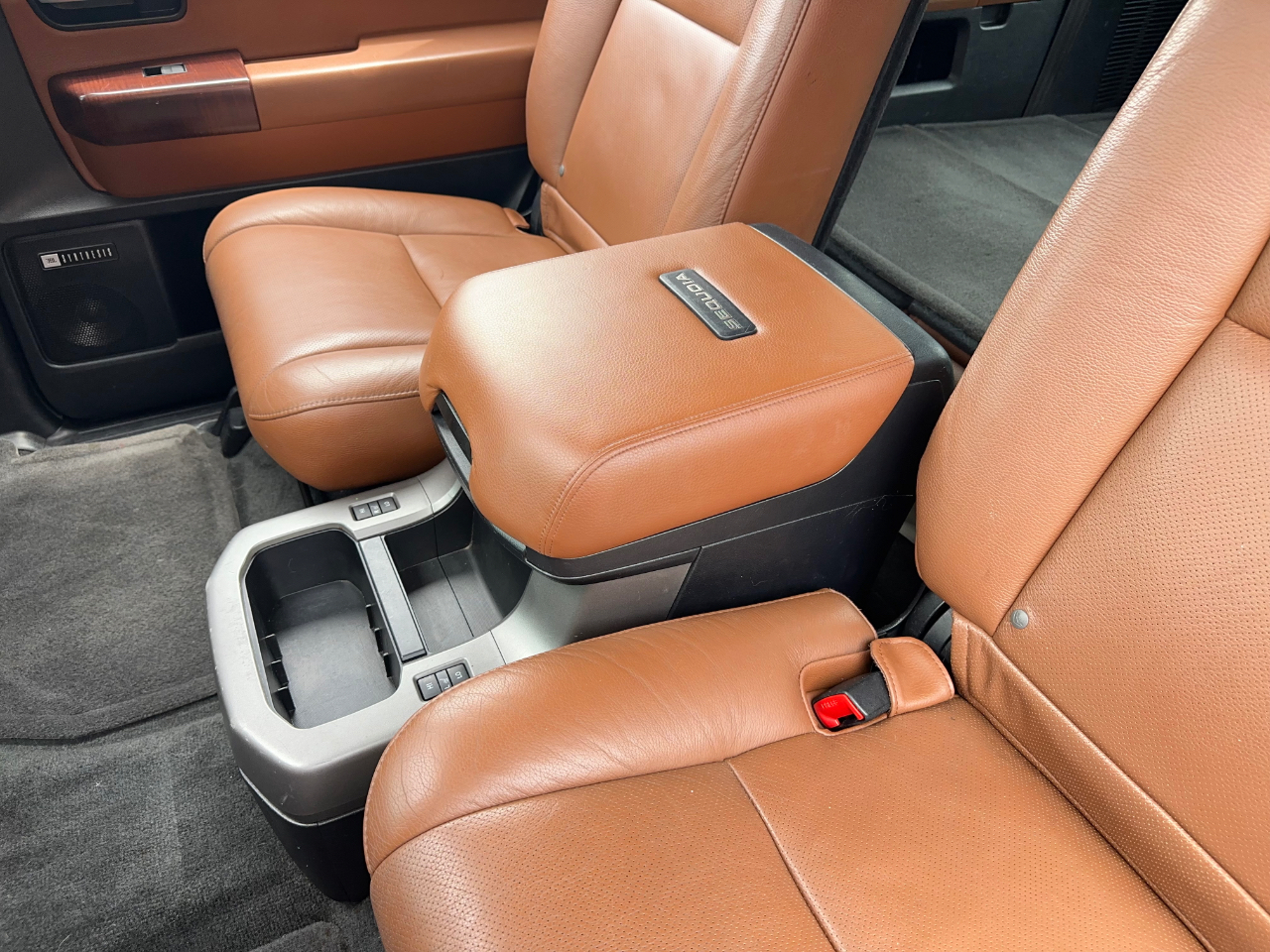 Toyota Sequoia Plantium 2WD 2011