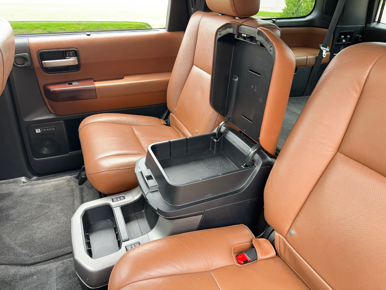 Toyota Sequoia Plantium 2WD 2011