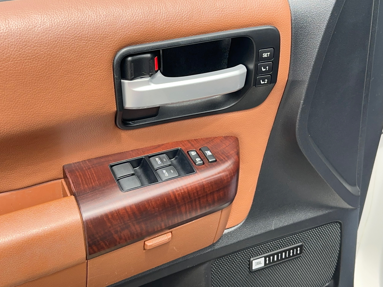 Toyota Sequoia Plantium 2WD 2011