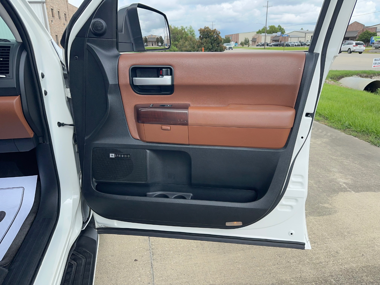 Toyota Sequoia Plantium 2WD 2011