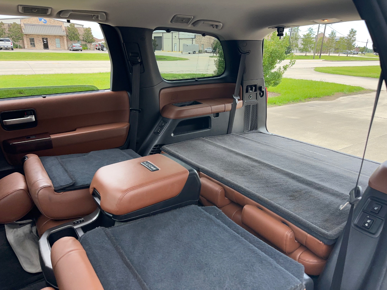 Toyota Sequoia Plantium 2WD 2011