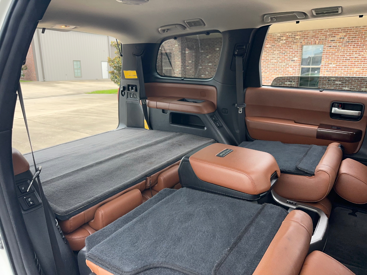 Toyota Sequoia Plantium 2WD 2011